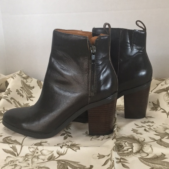 GAP Shoes - Ladies Gap (zip heeled) Leather Booties⭐️